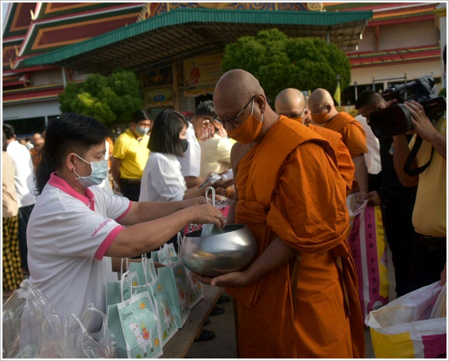 ﻿สำนักงานบังคับคดีจังหวัดกาญจนบุรี เข้าร่วมกิจกรรมทำบุญตักบาตร เนื่องในวันอาสาฬหบูชา ประจำปี 2563